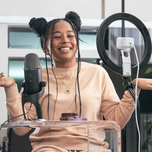 Веб-камера Logitech StreamCam OffWhite (1080p/60fps, автофокус, угол обзора 78° по диагонали, два всенаправленных микрофона с шумоподавляющим фильтром, кабель 1.5м, приспособления для крепления на мониторе и штативе, премиум-лицензия XSplit на 3 мес)